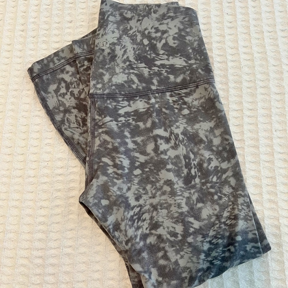 Lululemon Align™ High-Rise Leggings 23" Size 4 Dark and Light Gray Camo